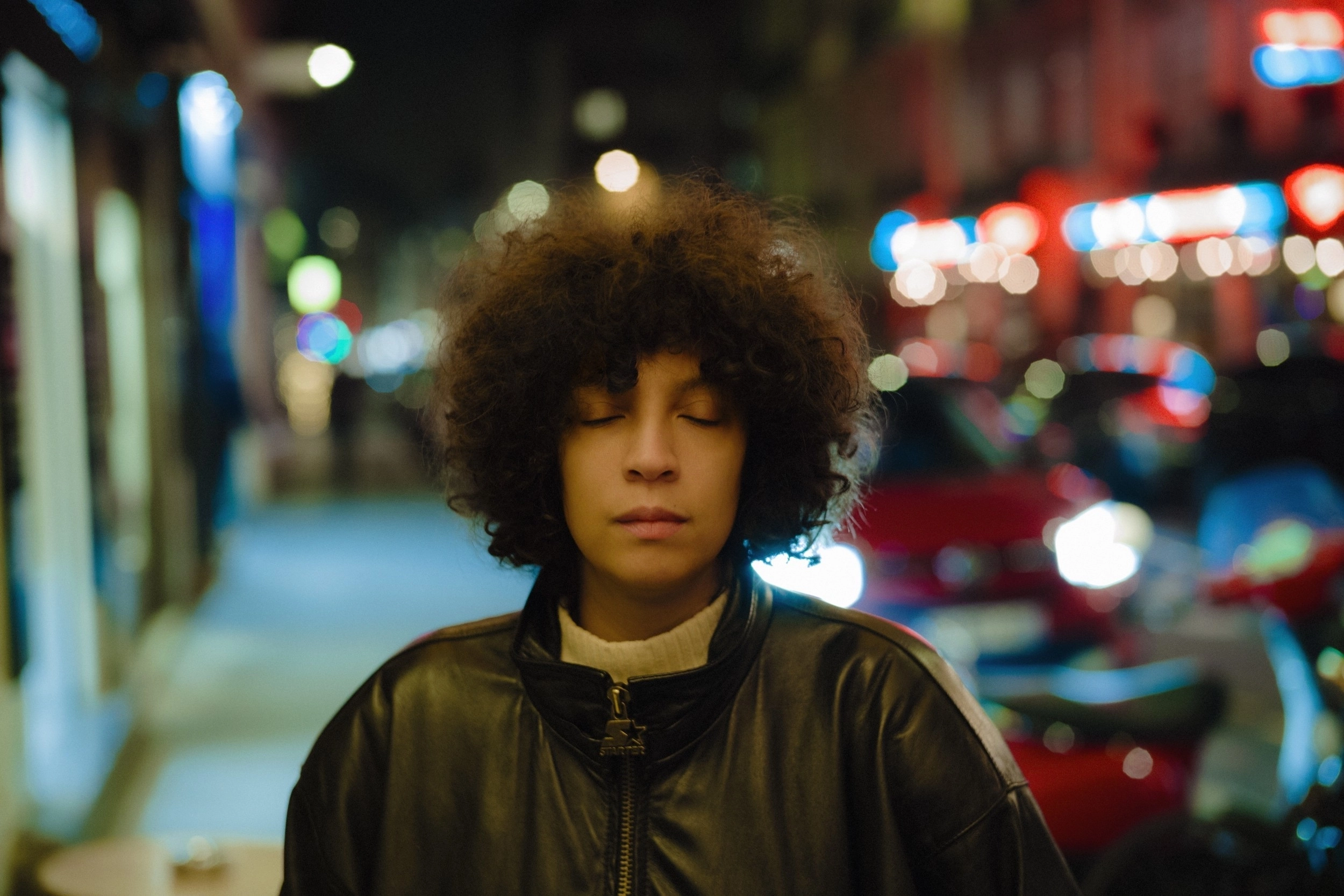 Leonie Pernet at Espace Julien Tickets